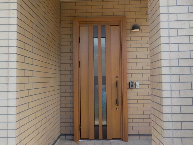 　　　　通風タイプの玄関ドア　完成です。